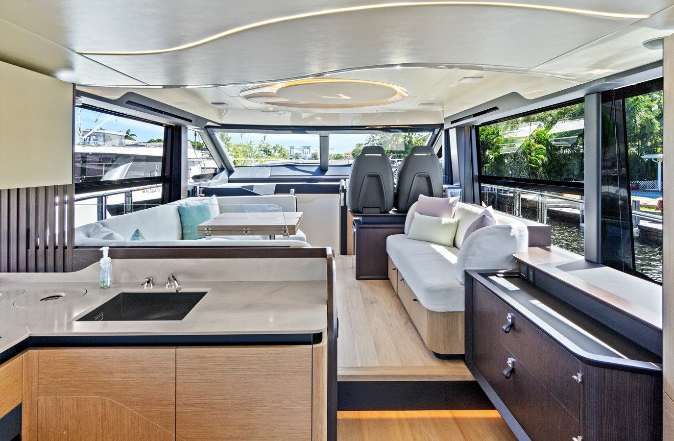 JOAN'S RONDEVOUS 52 Fly