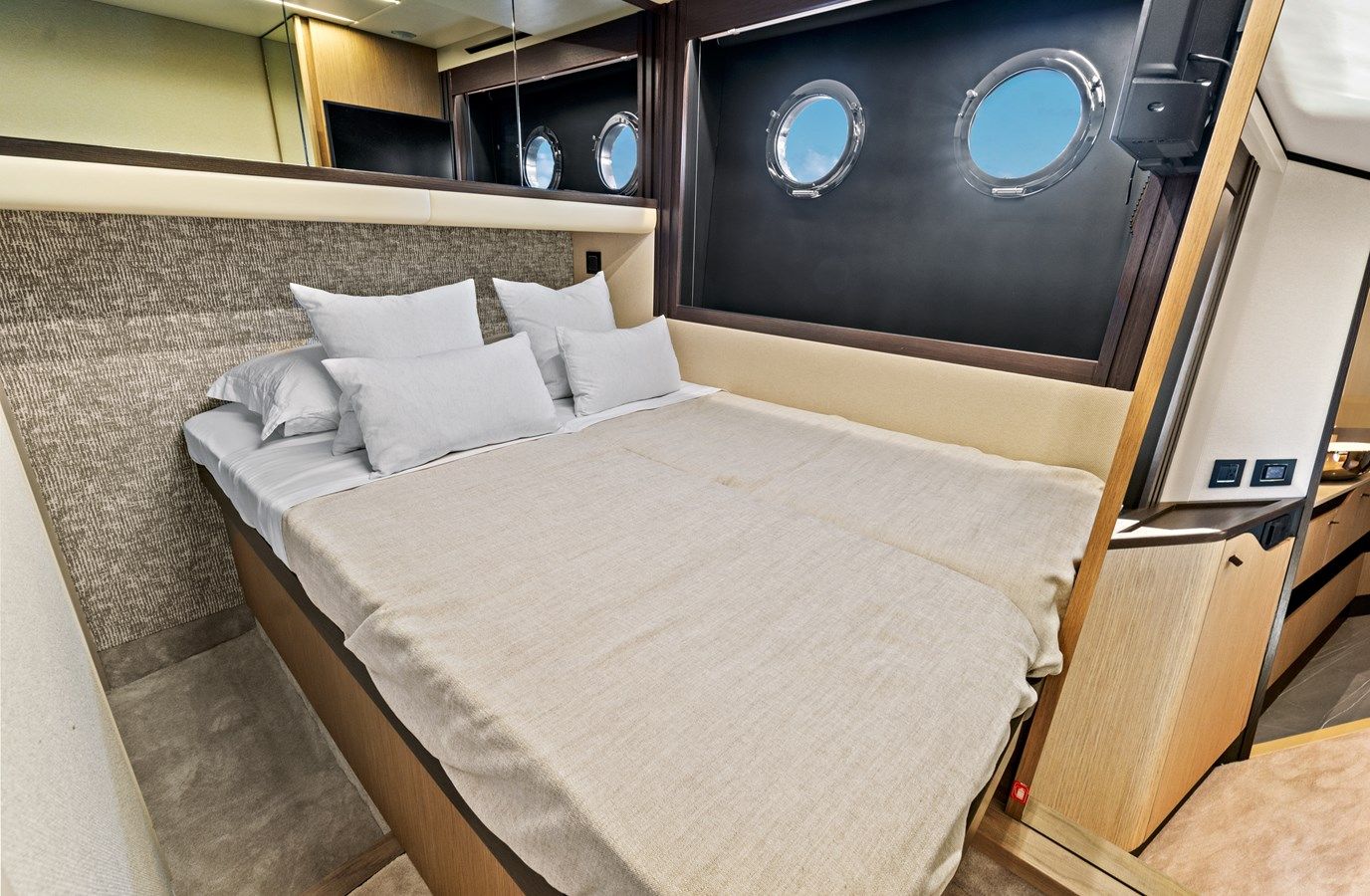 Купить яхту JOAN'S RONDEVOUS 52 Fly в Shestakov Yacht Sales