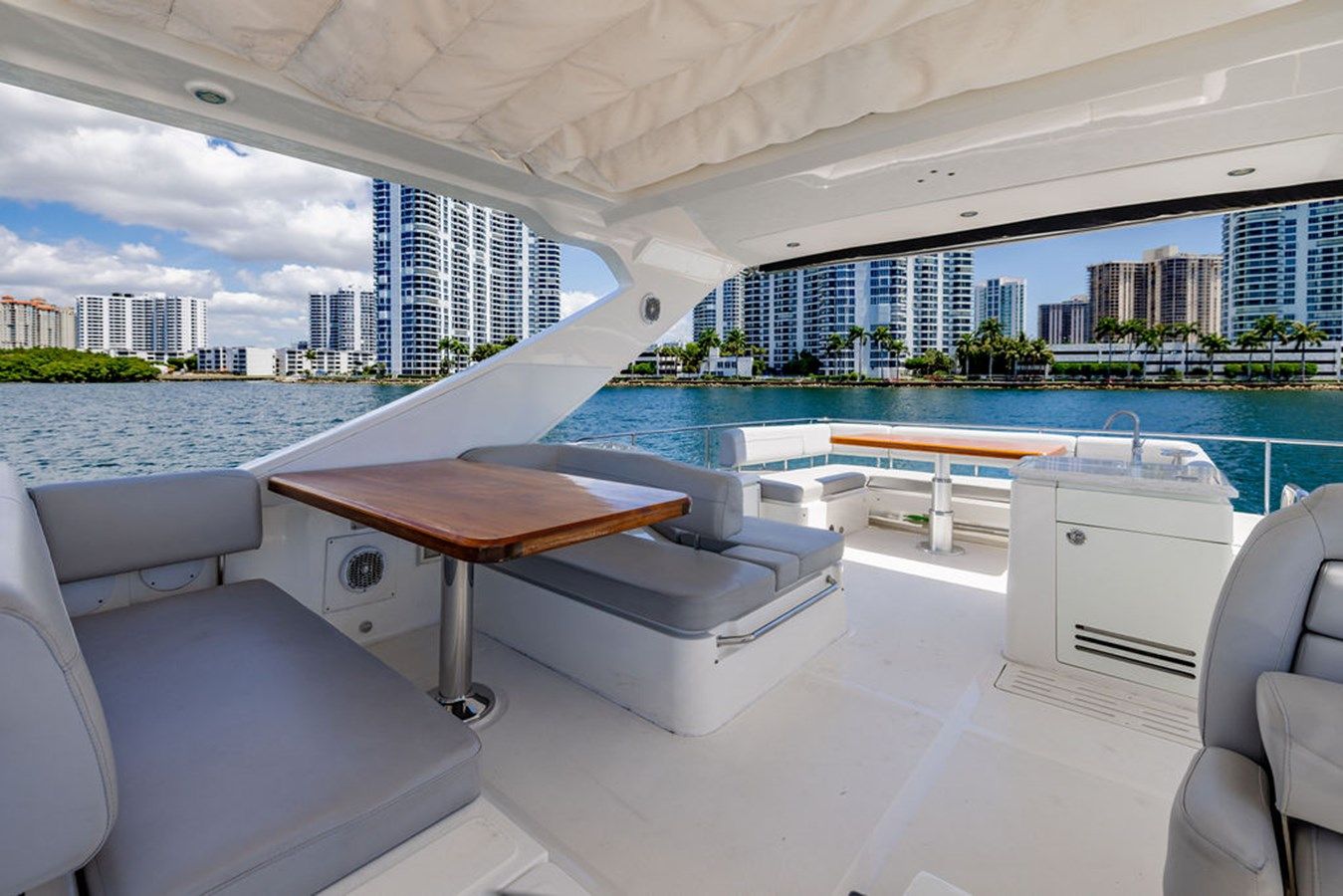 Buy a yacht Thinks Its His - SEA RAY