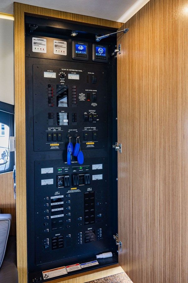 the best price on Thinks Its His - SEA RAY