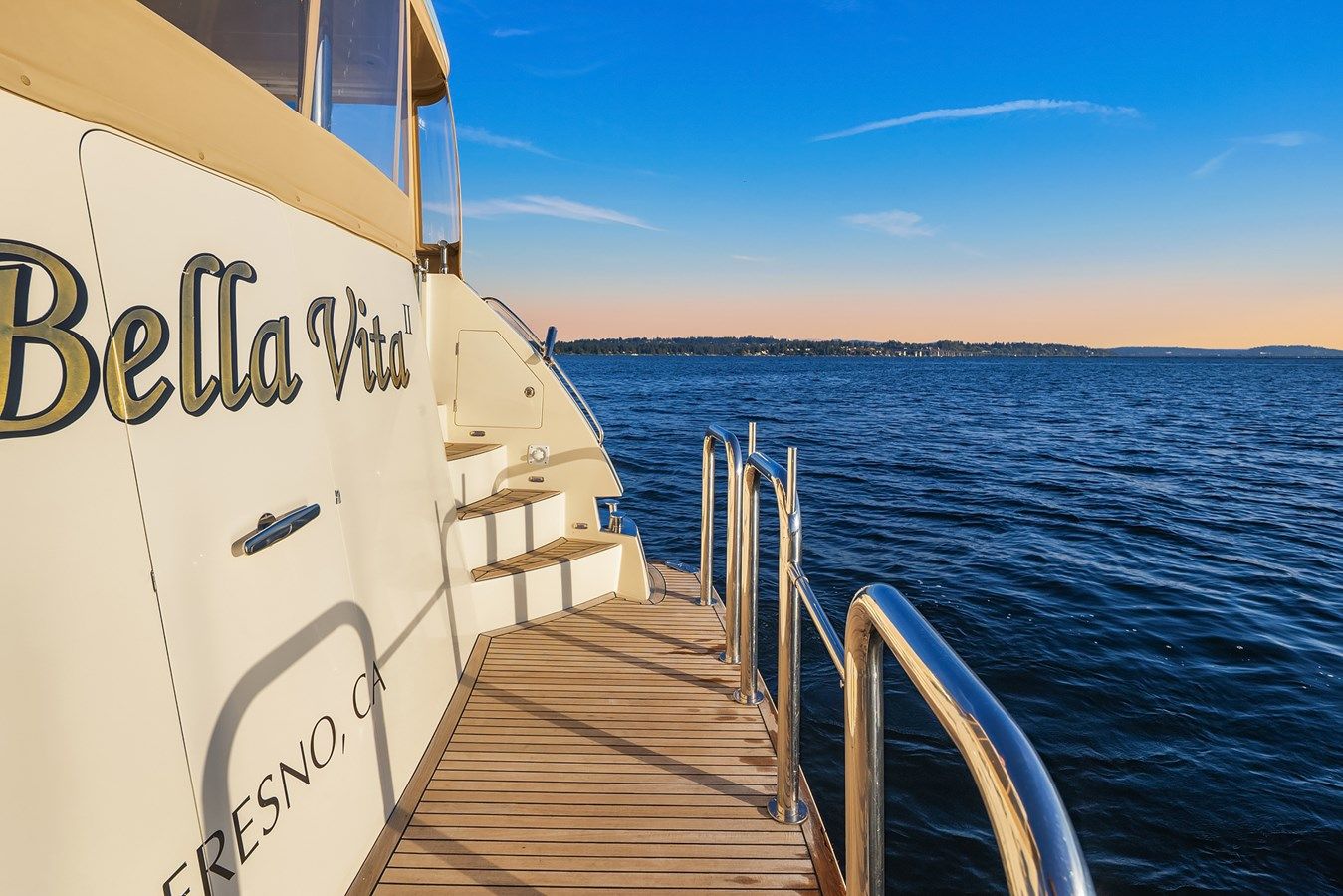 Купить яхту LA BELLA VITA II 720 Skylounge LRC в Shestakov Yacht Sales