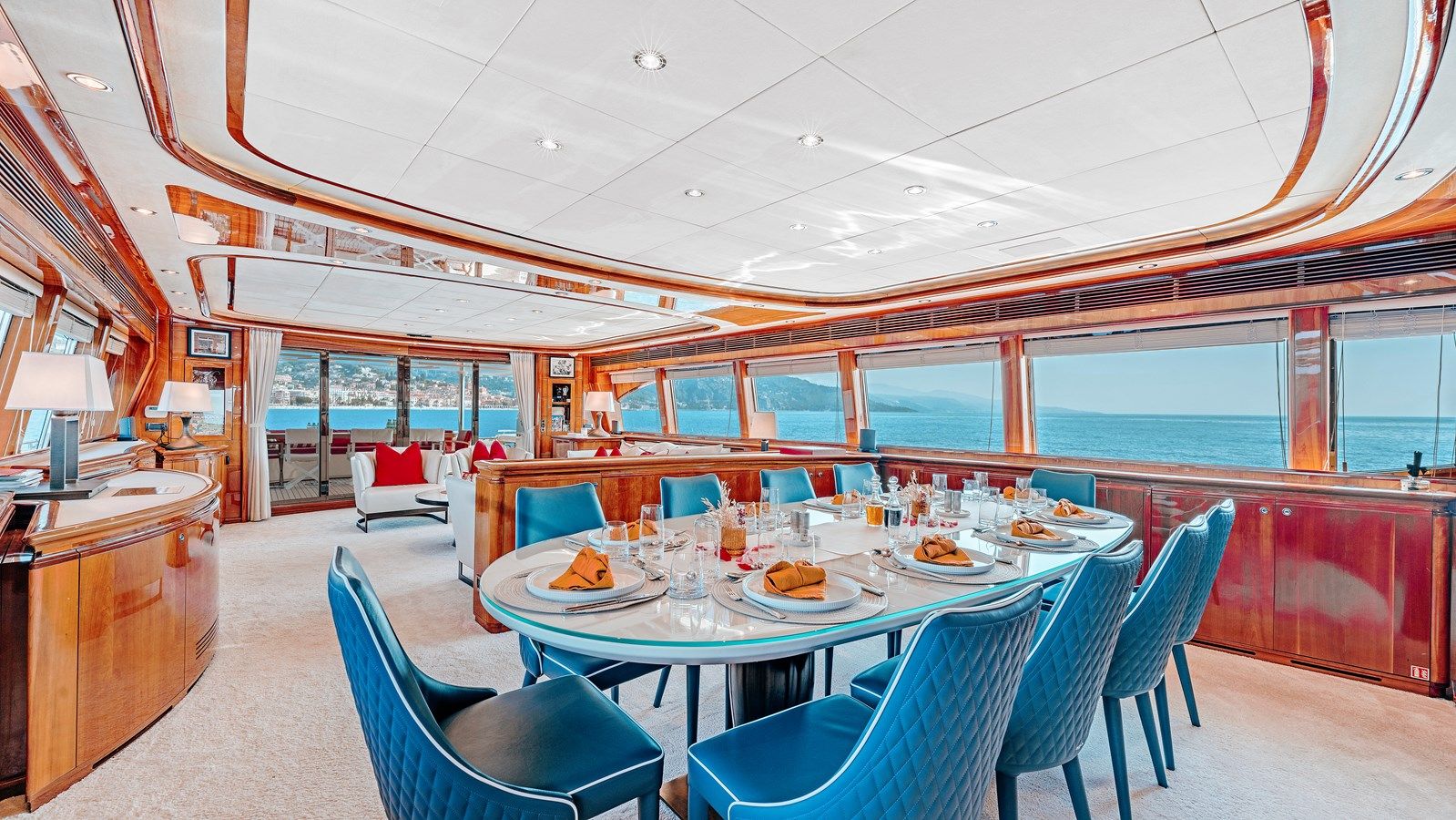 Champagne and caviar - FERRETTI CUSTOM LINE yacht sale