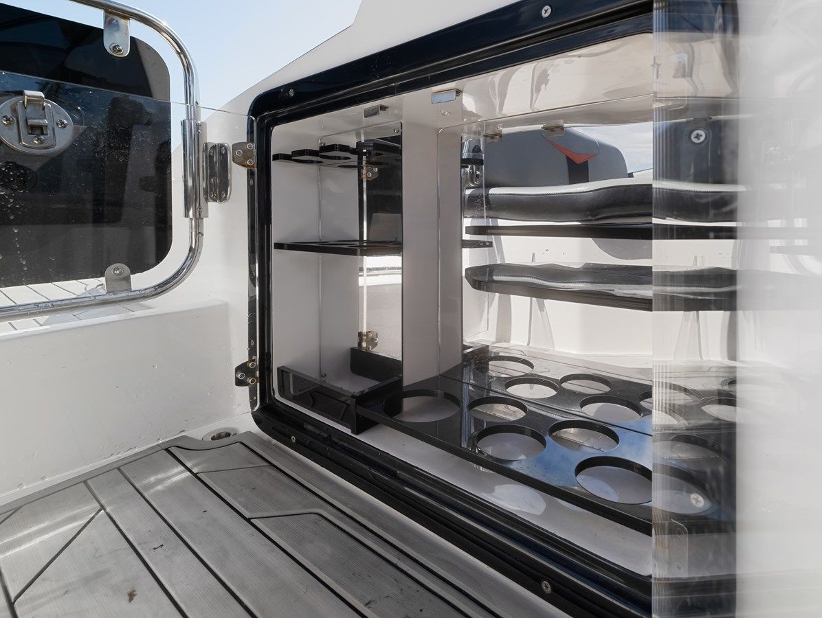 Buy a yacht Hanover 305 Black & Orange Edition 305 Black & Orange Edition