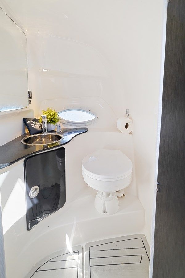 Buy a yacht Hanover 305 Black & Orange Edition - HANOVER YACHTS