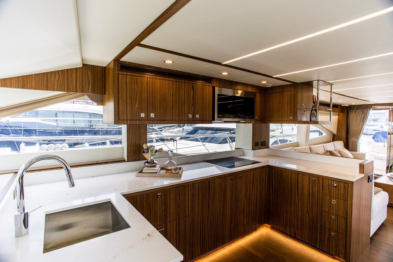 Buy a yacht 70' Johnson Skylounge 2026 Skylounge