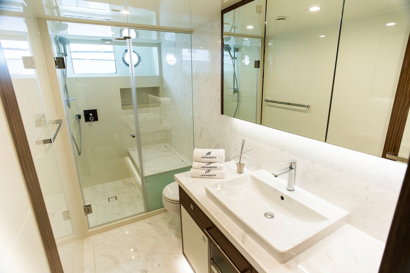 70' Johnson Skylounge 2026