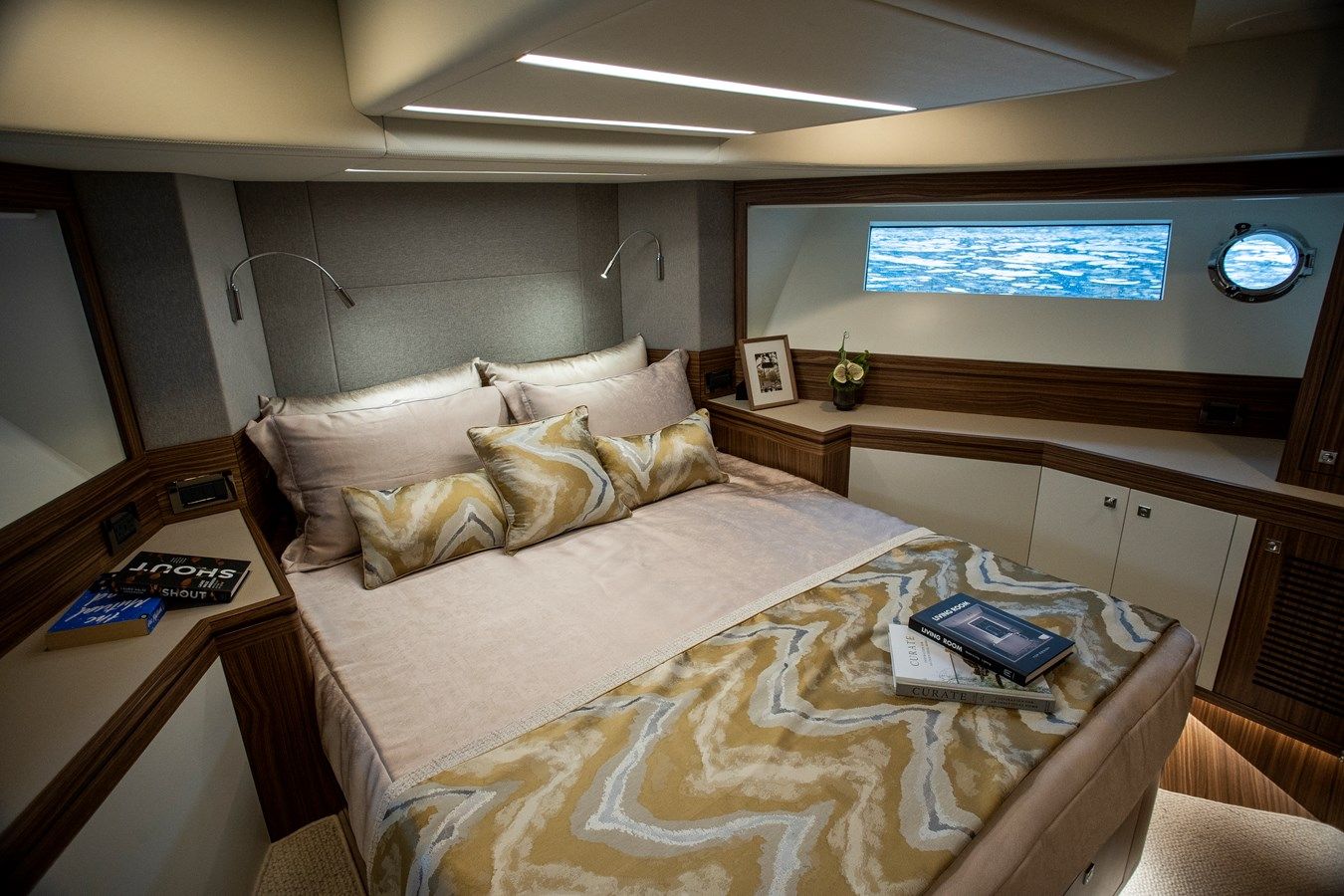 70' Johnson Skylounge 2026 70