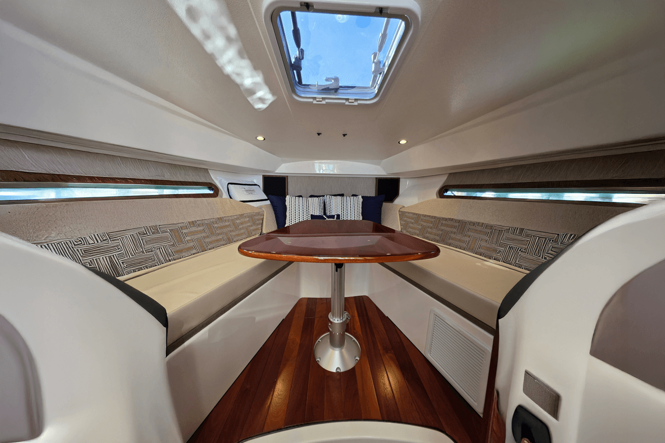 Купить яхту Pursuit OS 325 Offshore в Shestakov Yacht Sales