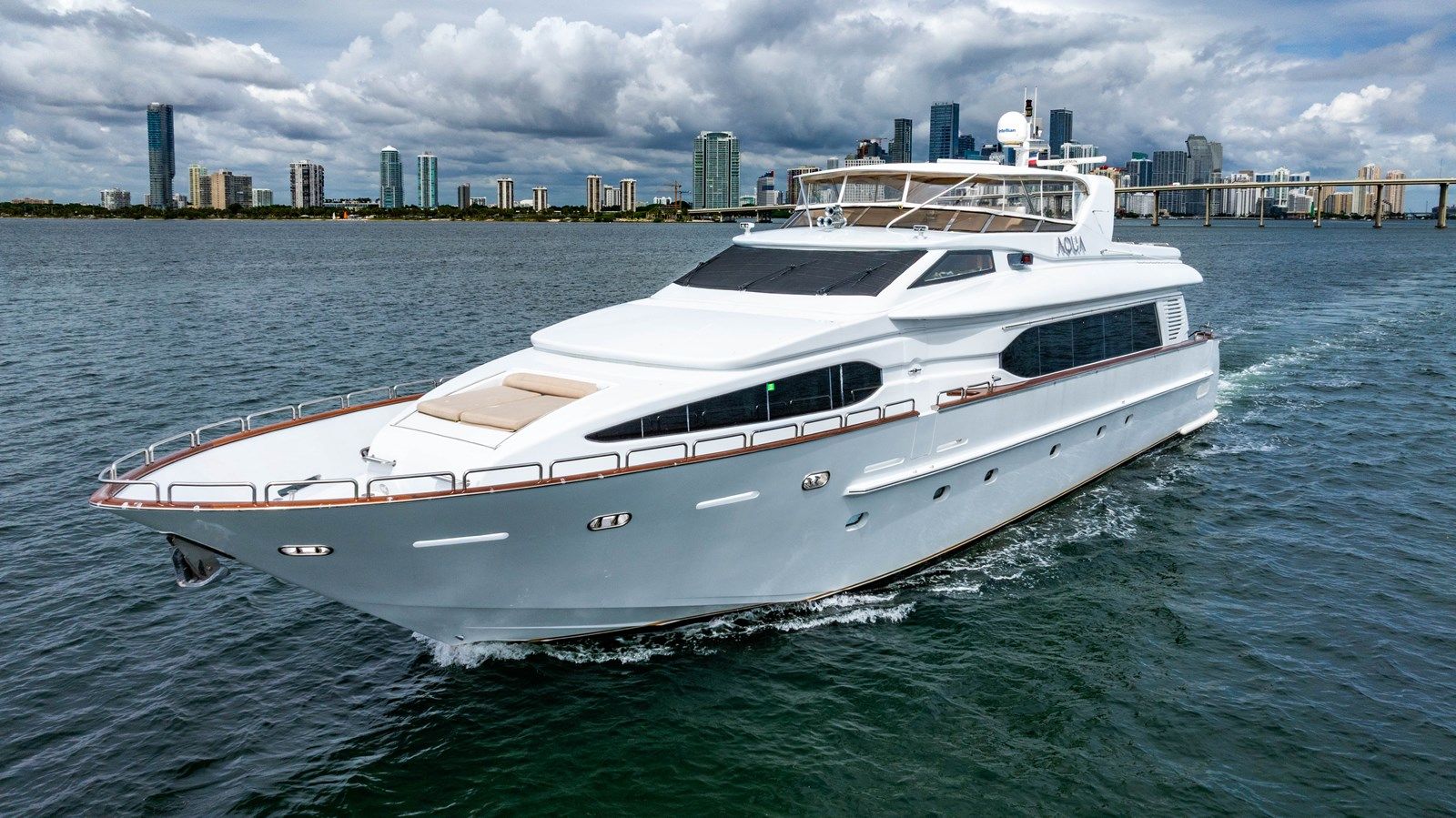 AQUA Flybridge Motoryacht