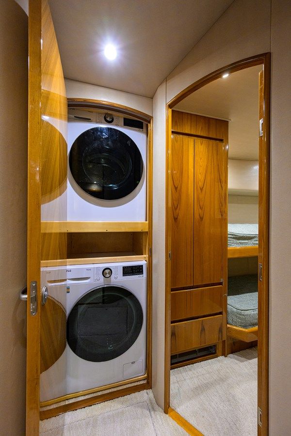 the best price on MARLIN MONROE 2013