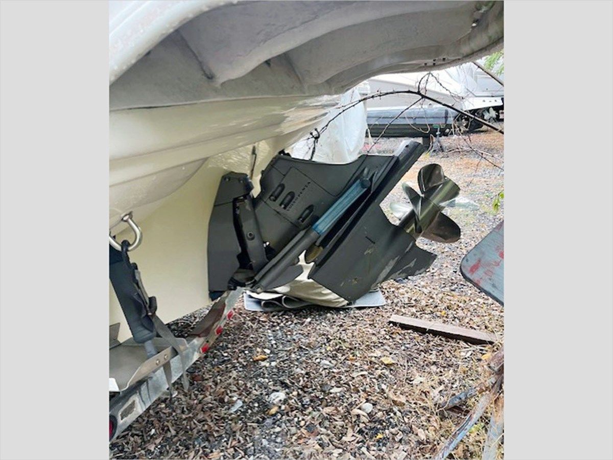 27' Monterey 2002 262 Cruisers