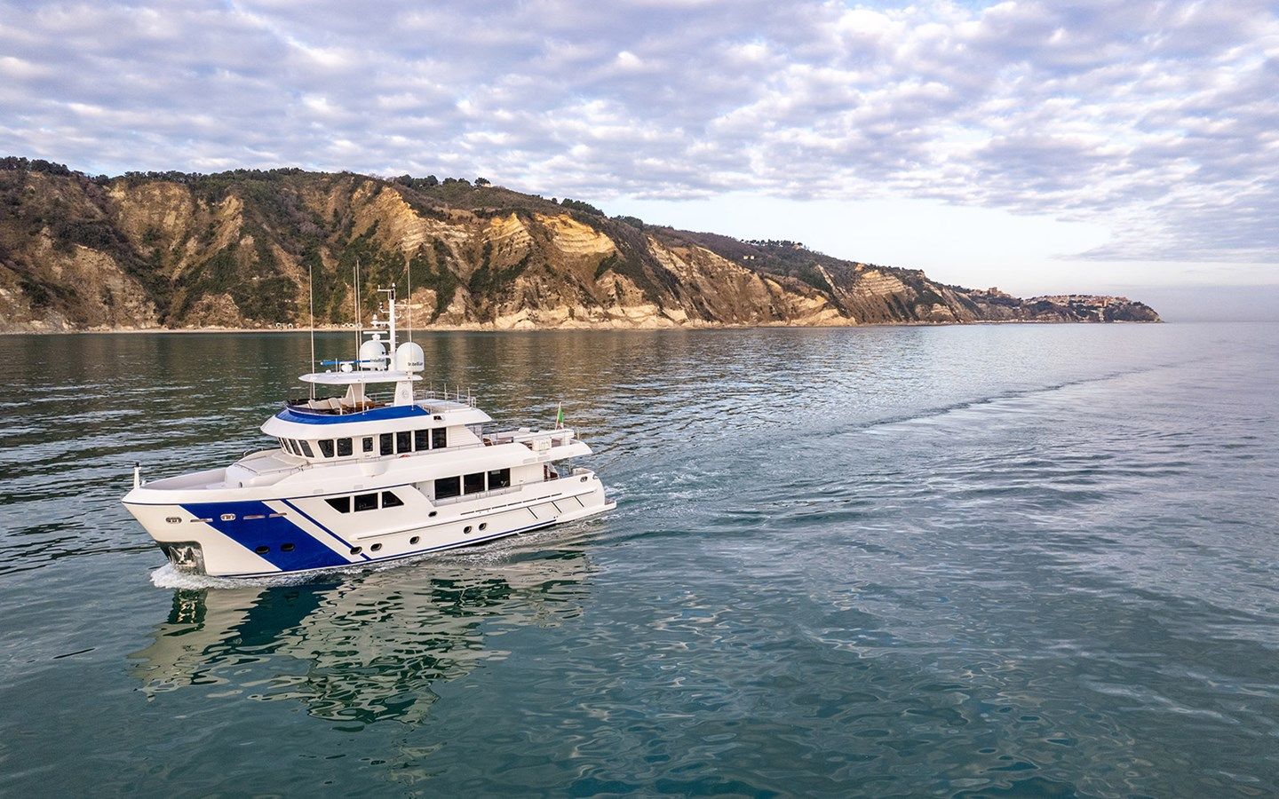 Продажа яхты EMPIRE Darwin Class 86