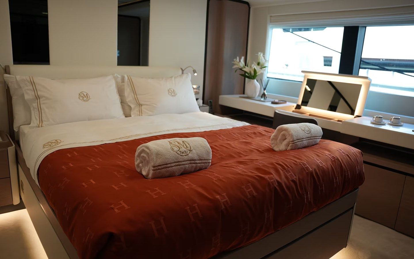 Buy a yacht GEULUNEL Majesty 120