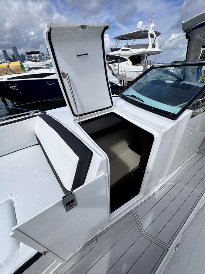 Buy a yacht 2021 Monterey 378 Super Express - MONTEREY