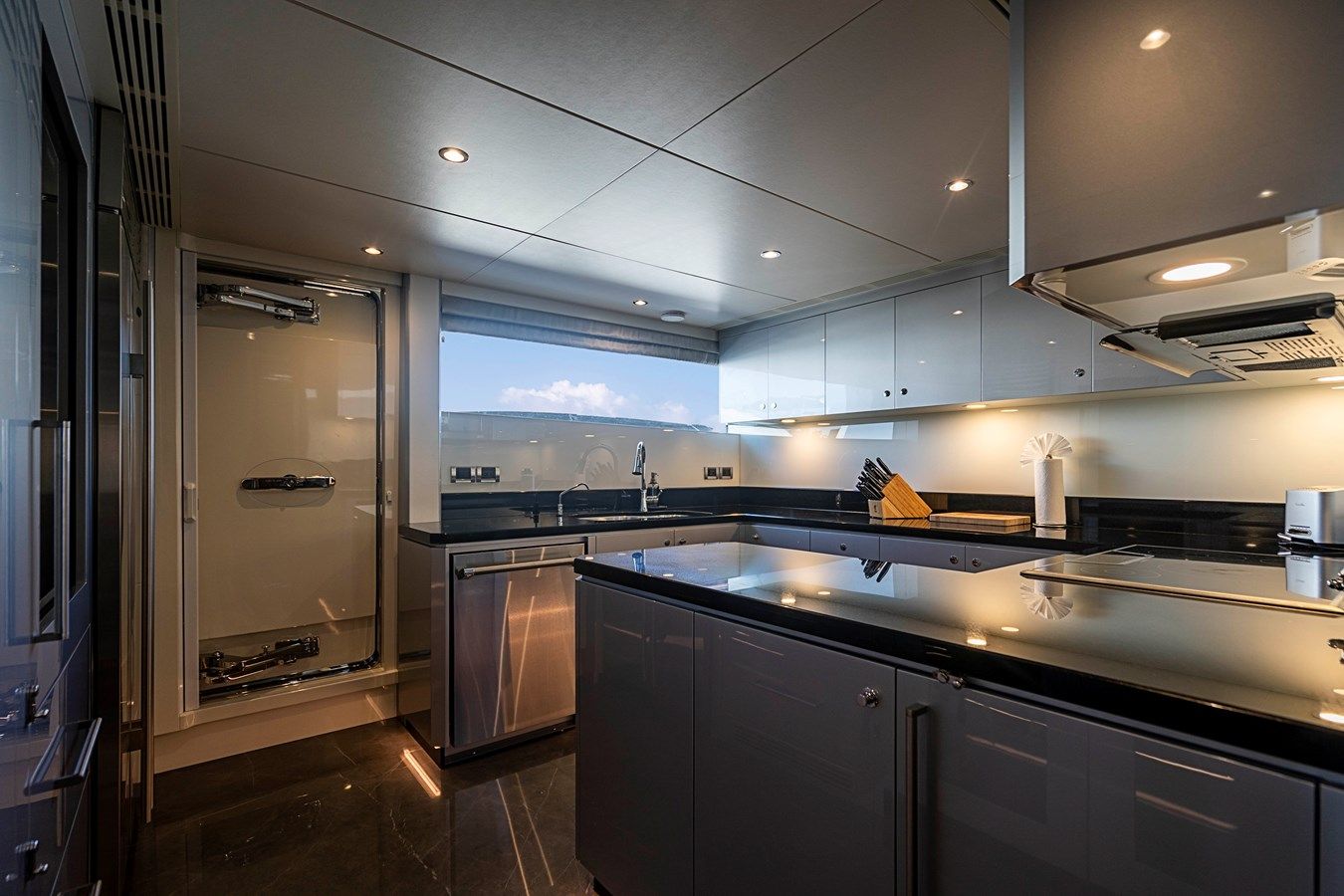 Buy a yacht PALADIN Skylounge Motoryacht