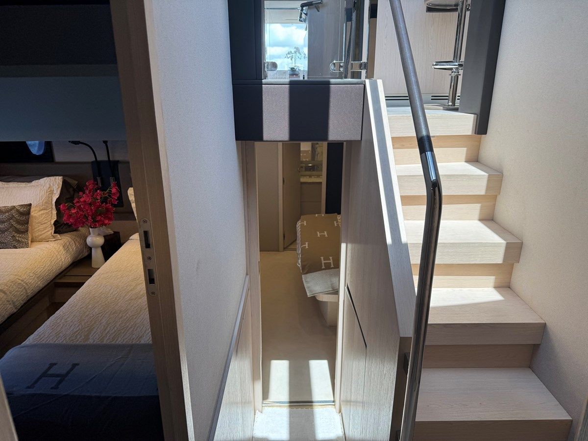 Купить XAX66046F718 - Azimut Yachts