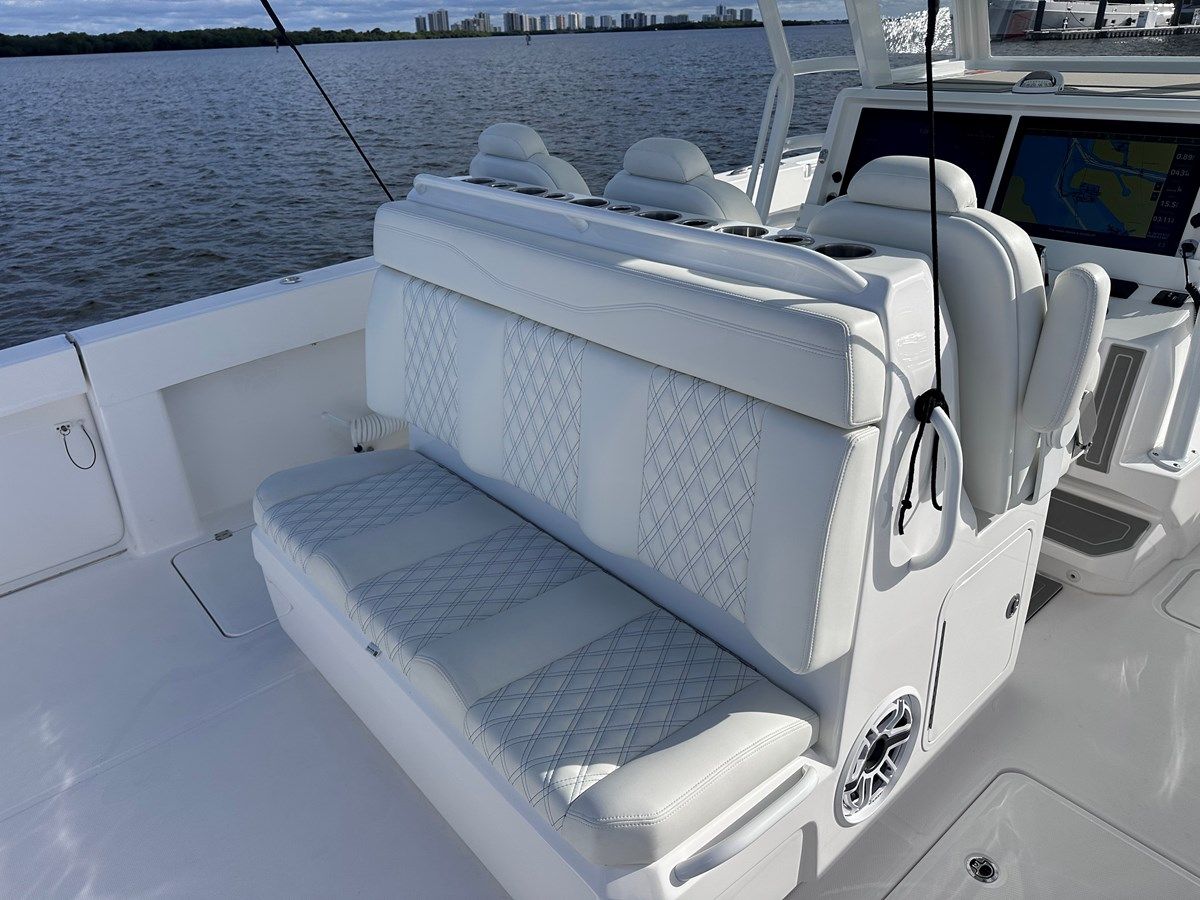 NO NAME INVINCIBLE - INVINCIBLE