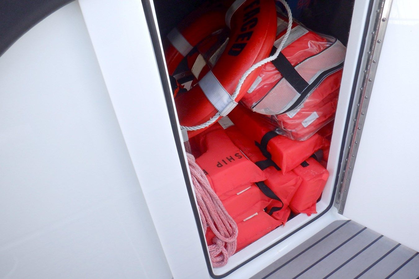 Продажа яхты Ship Faced - Formula Boats