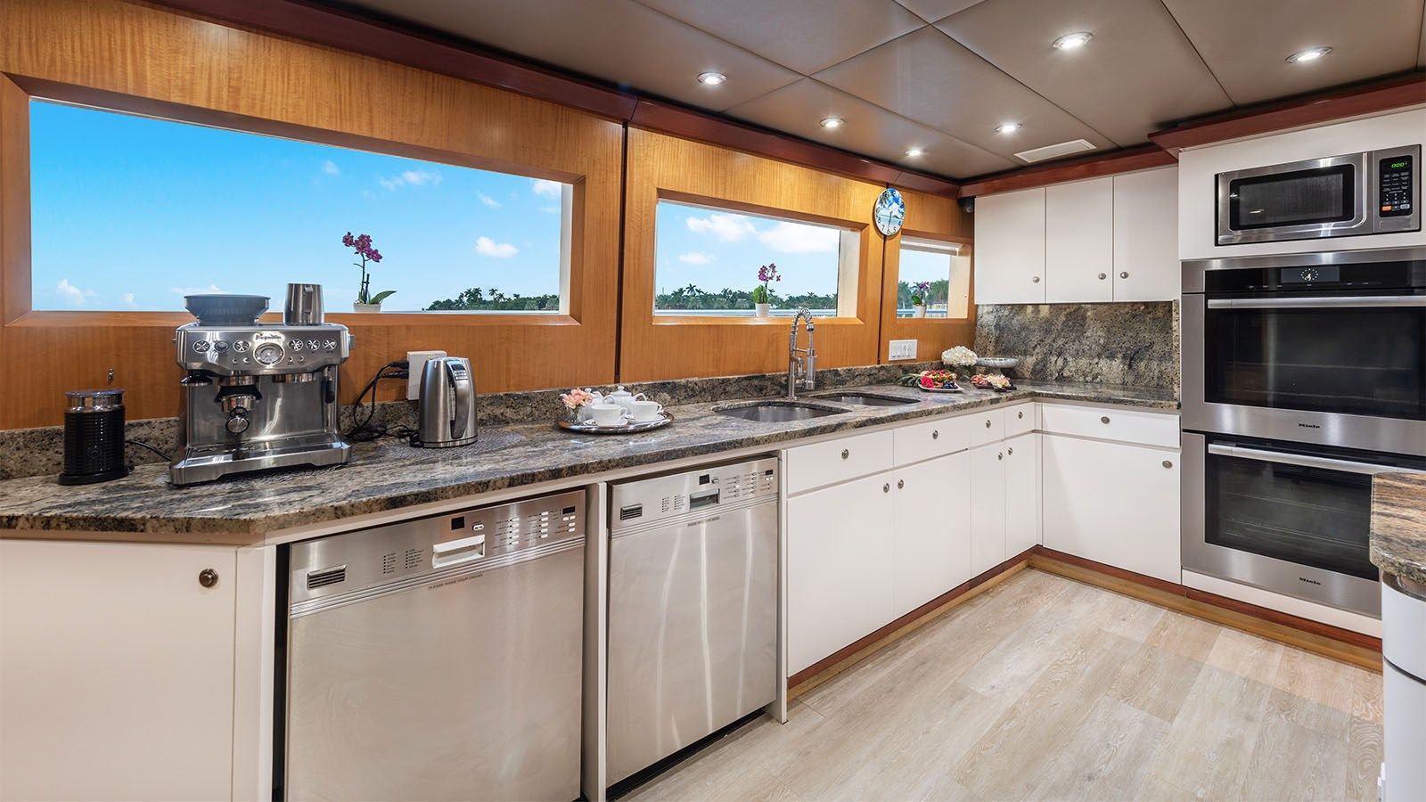 Купить яхту SURINA 2000 в Shestakov Yacht Sales