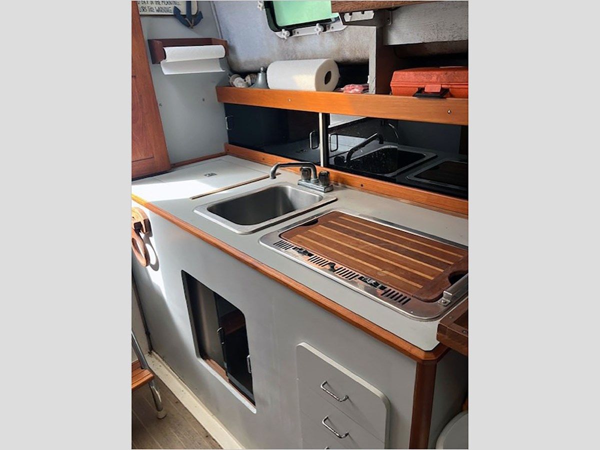 30' Luhrs 1989 Alura 30 yacht sale