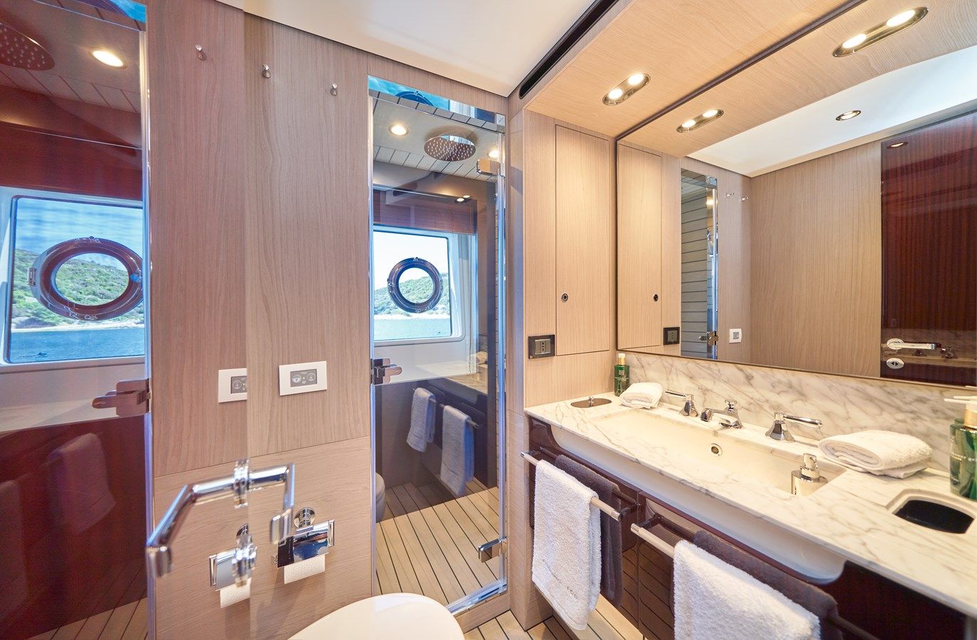 the best price on ALUMINIA TOO Azimut Grande 27M