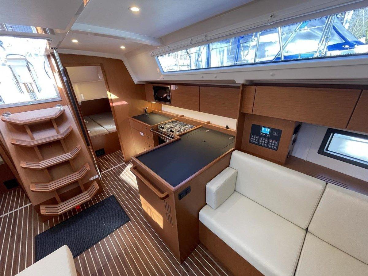 Buy a yacht 2023 Bavaria C42 - Stock Boat C42