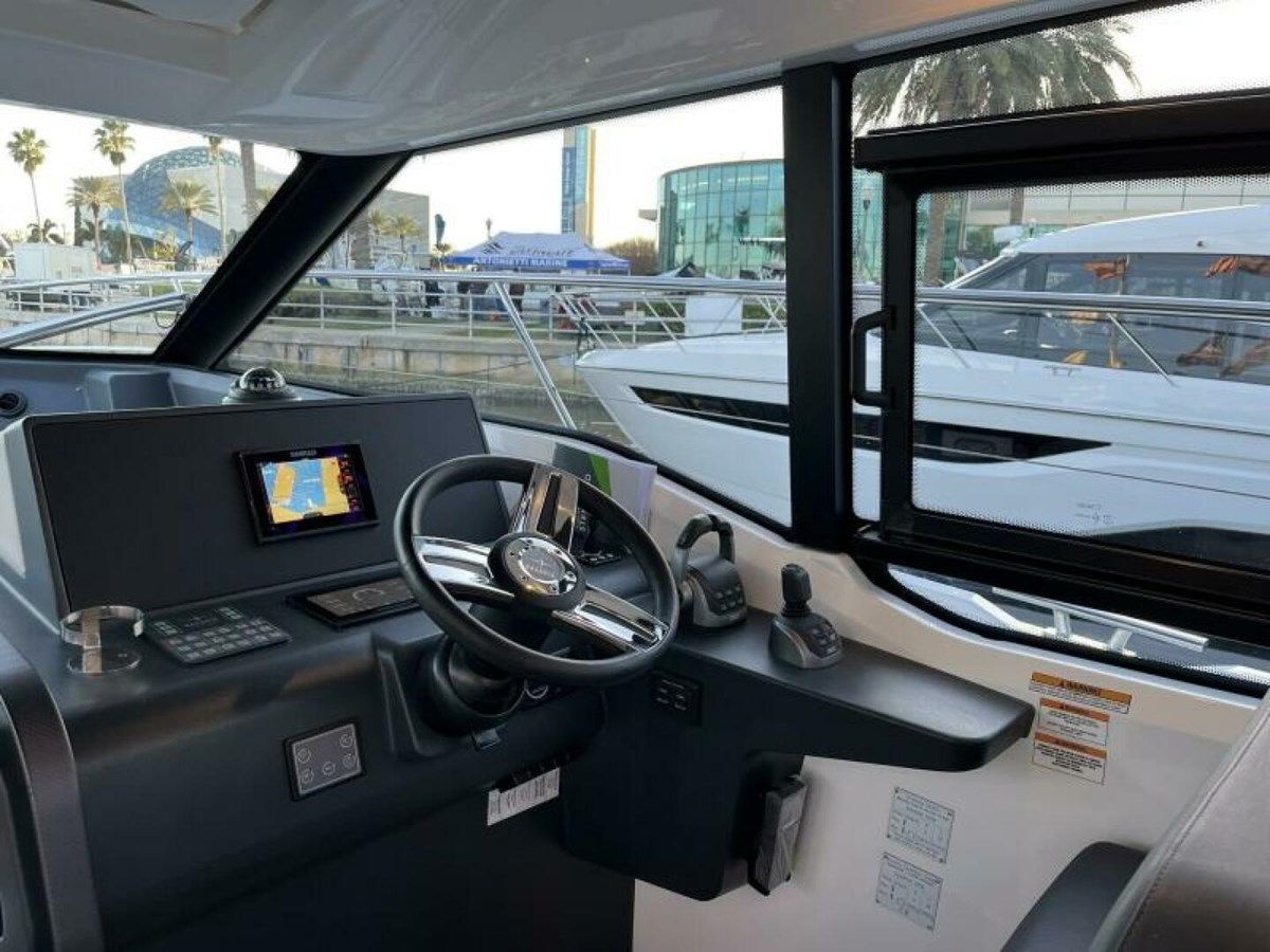 Лучшая цена на 2023 Bavaria SR38 - Stock Boat 38