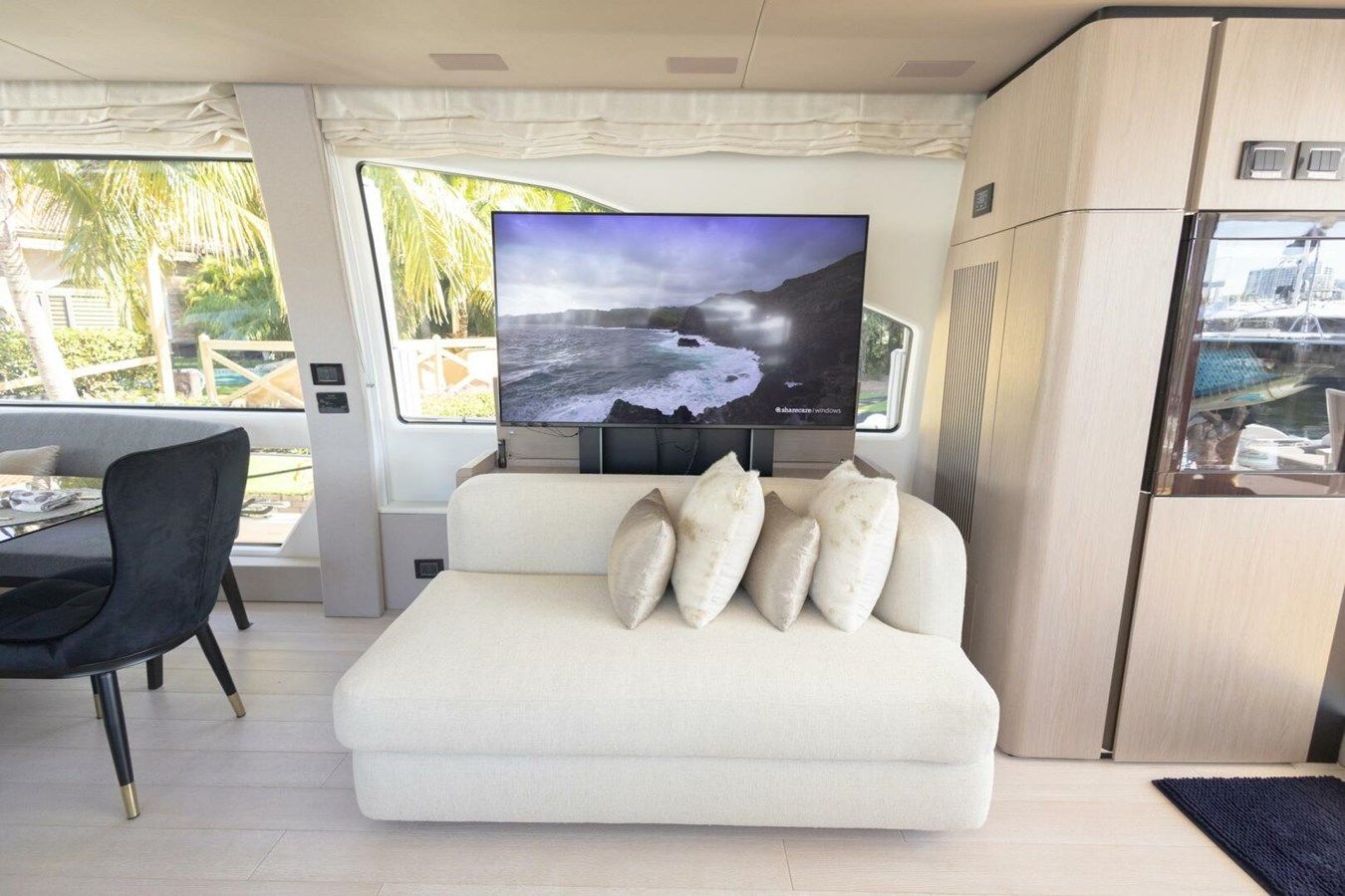 the best price on Rho Boat Flybridge