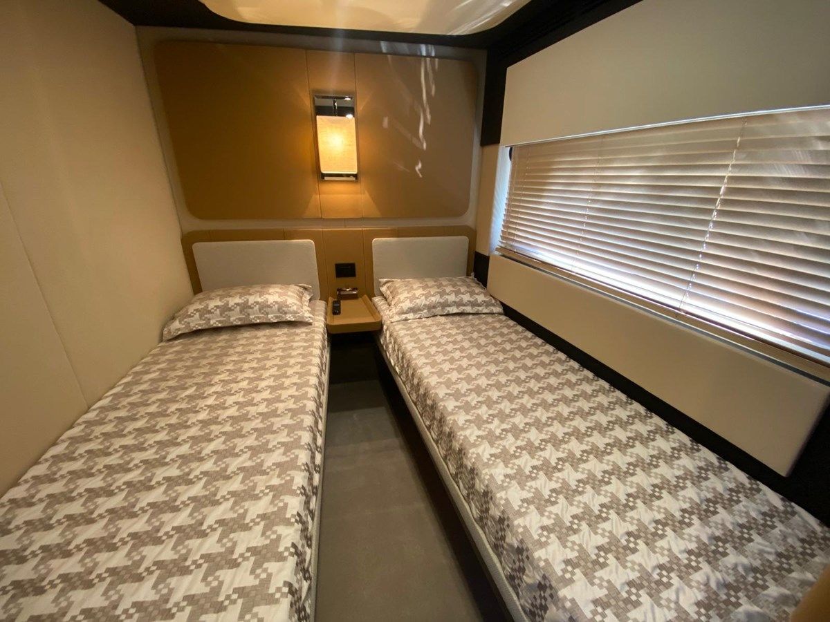 the best price on 10009846 77S