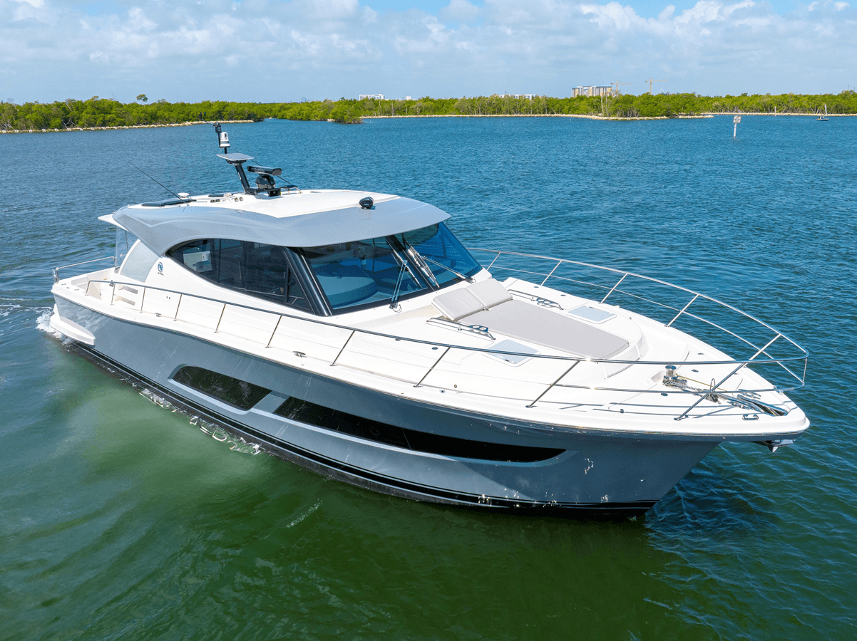 Buy a 505 SUV - Riviera at Shestakov Yacht Sales