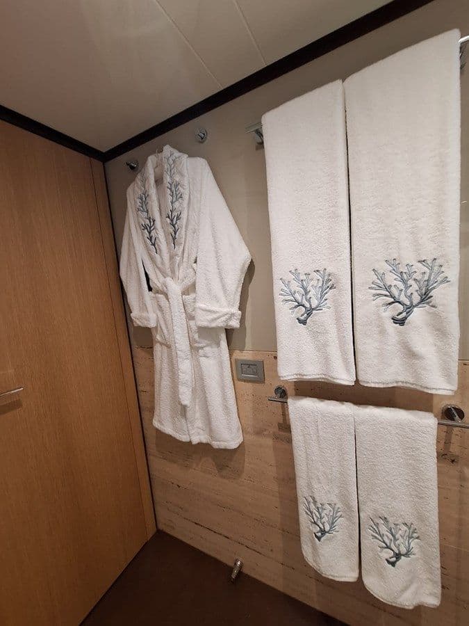 WHITE SWAN - Ferretti Yachts price