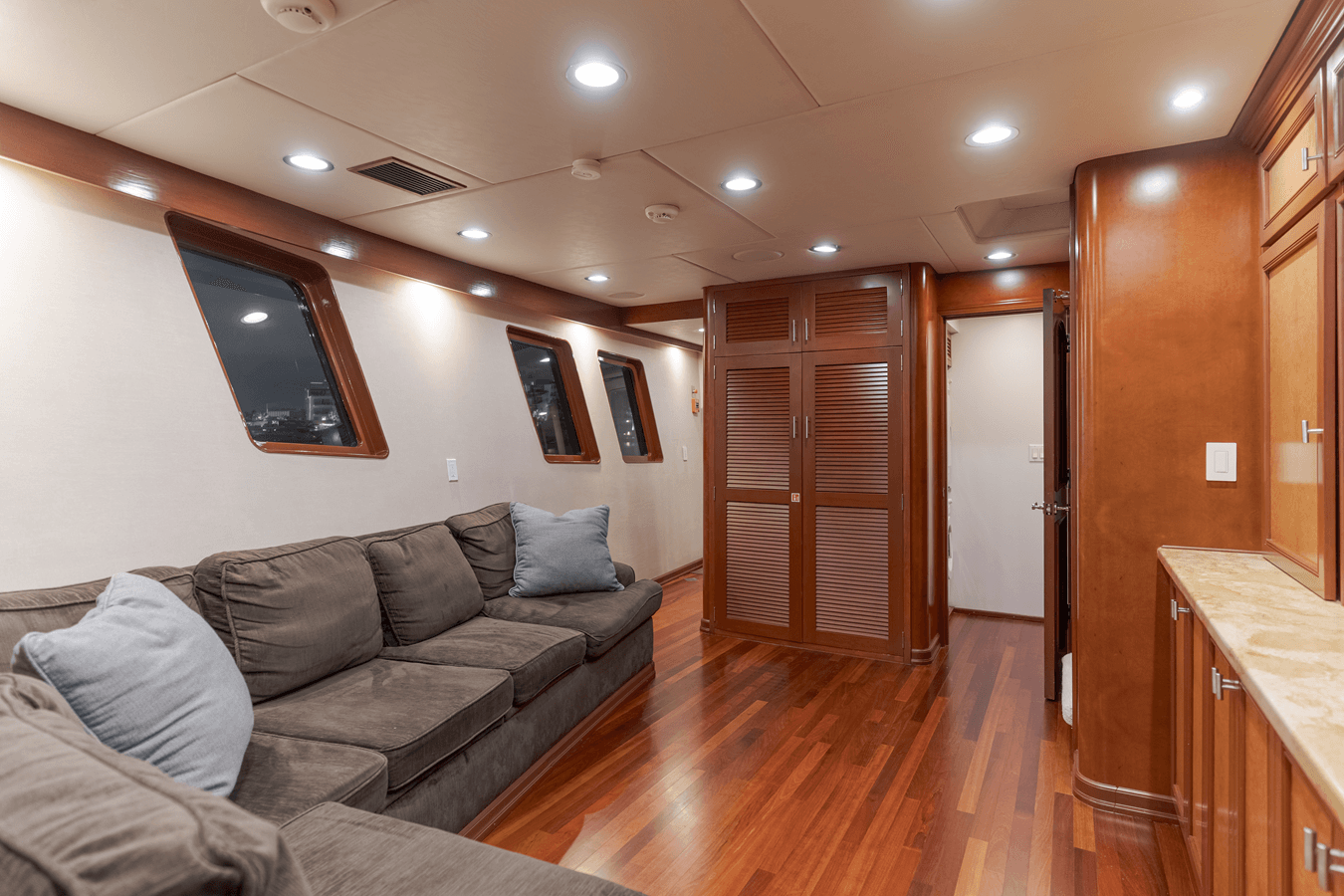 Купить яхту Huracan Expedition в Shestakov Yacht Sales