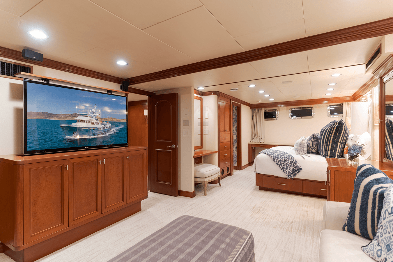 Купить яхту Huracan Expedition в Shestakov Yacht Sales