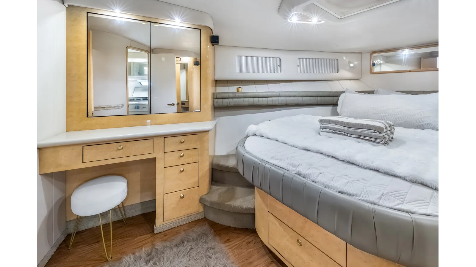 the best price on AQUA 550 Sedan Bridge