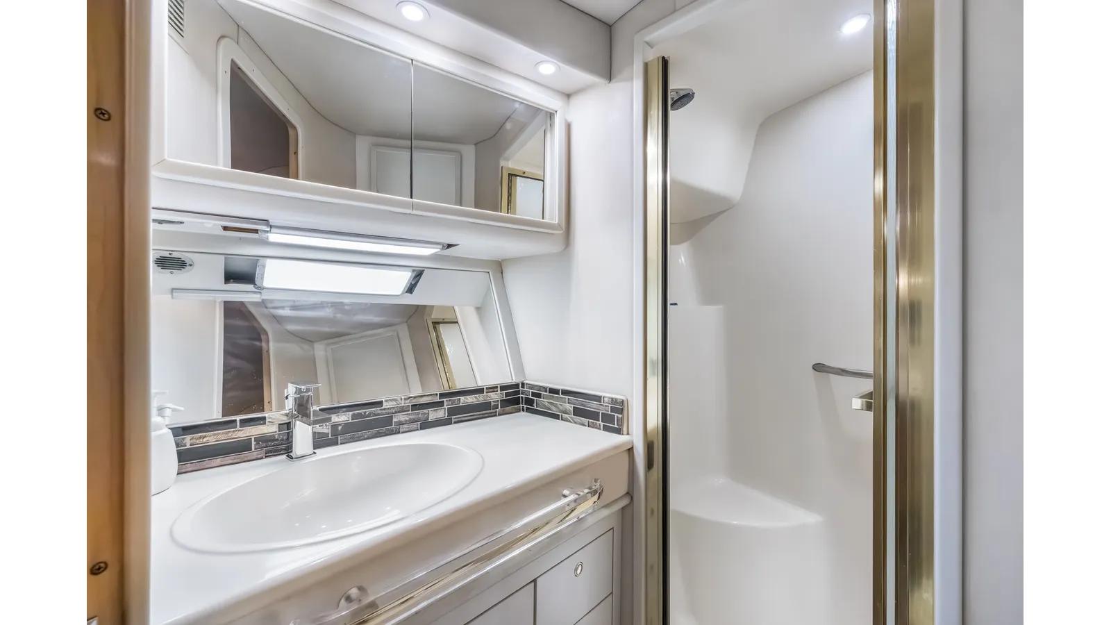 the best price on AQUA 550 Sedan Bridge