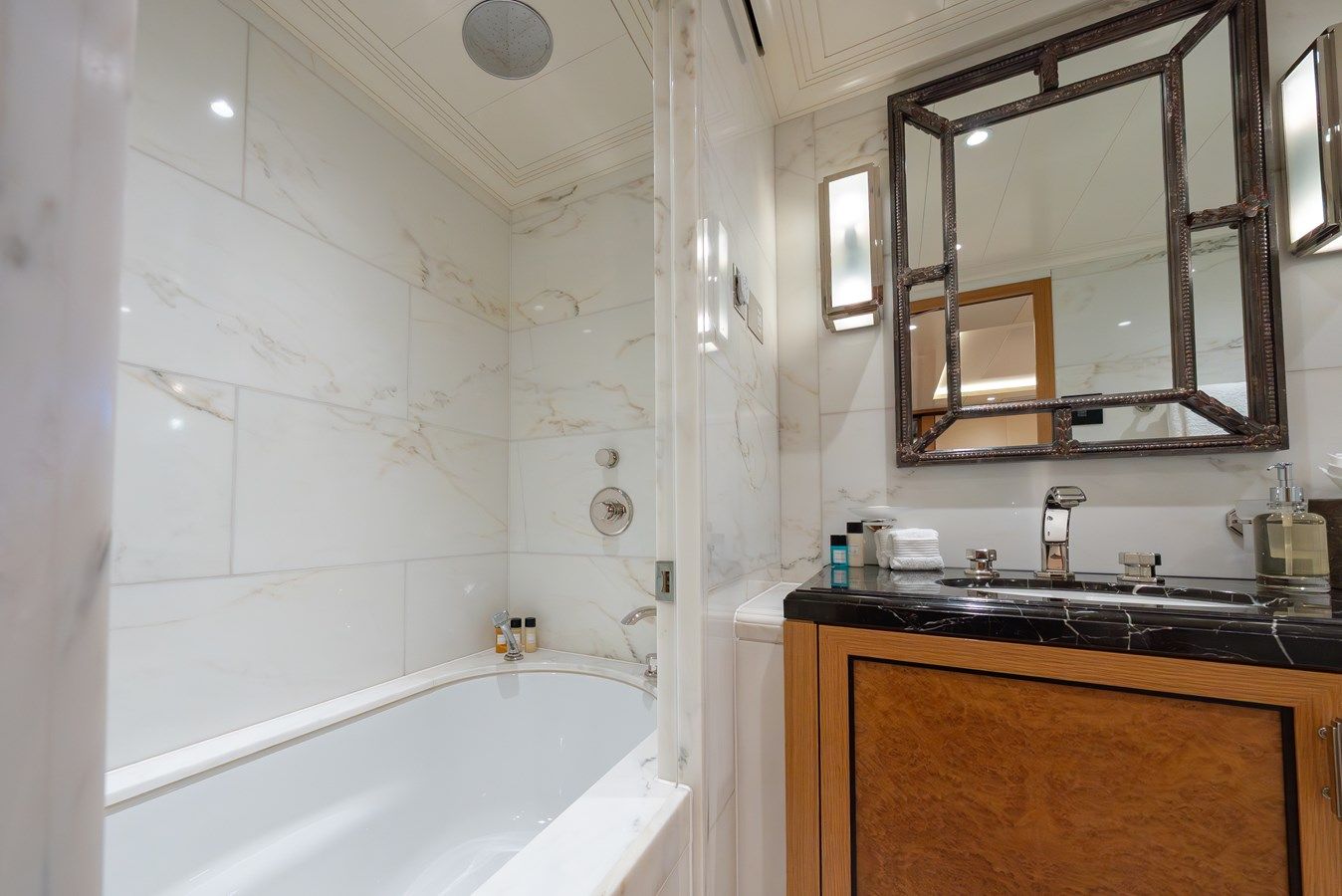 Лучшая цена на LATITUDE 2009