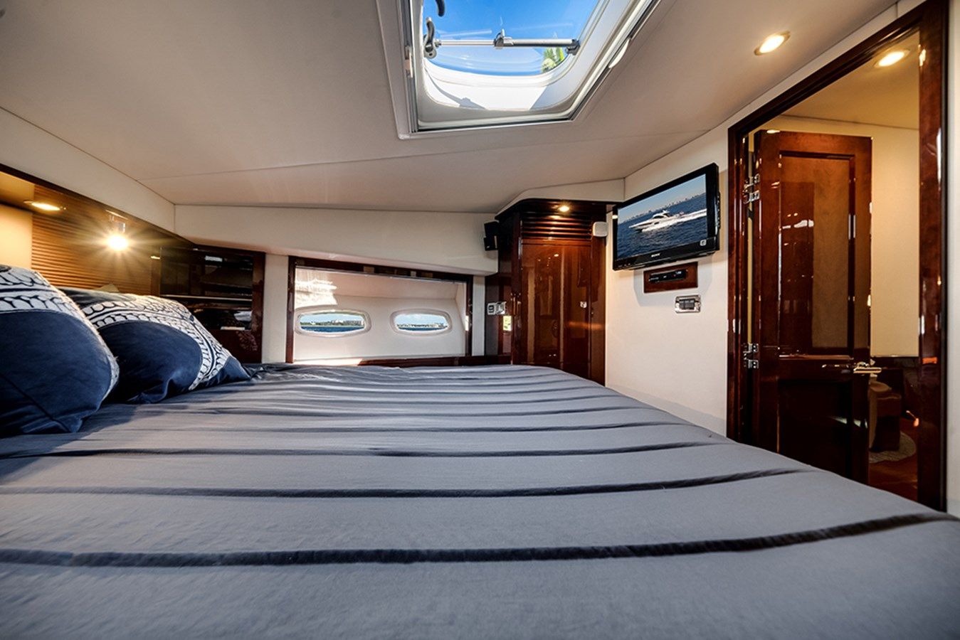 RECON ROYALE 610 Sundancer yacht sale