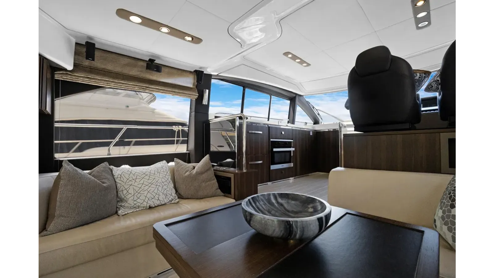 Buy a yacht 2019 Azimut 50 Flybridge - Azimut Yachts