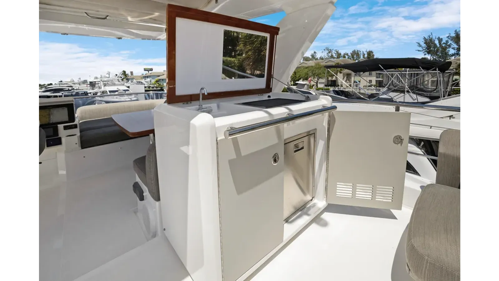 the best price on 2019 Azimut 50 Flybridge - Azimut Yachts
