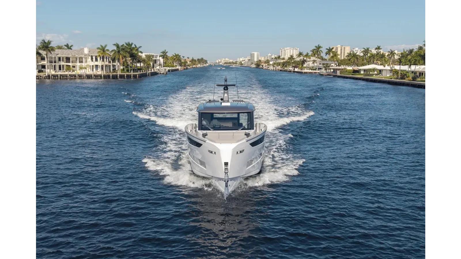 the best price on 2025 Azimut Seadeck 6