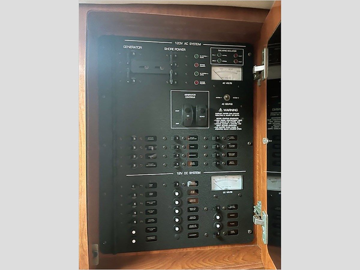 31' Four Winns 2007 318 31 yacht sale