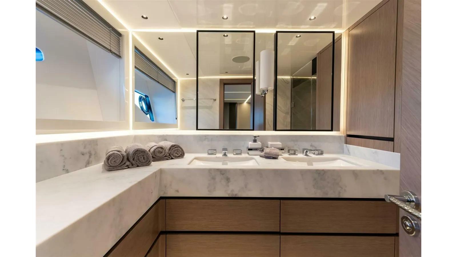 Buy a yacht 90 OCEAN ENCLOSED - Sunseeker