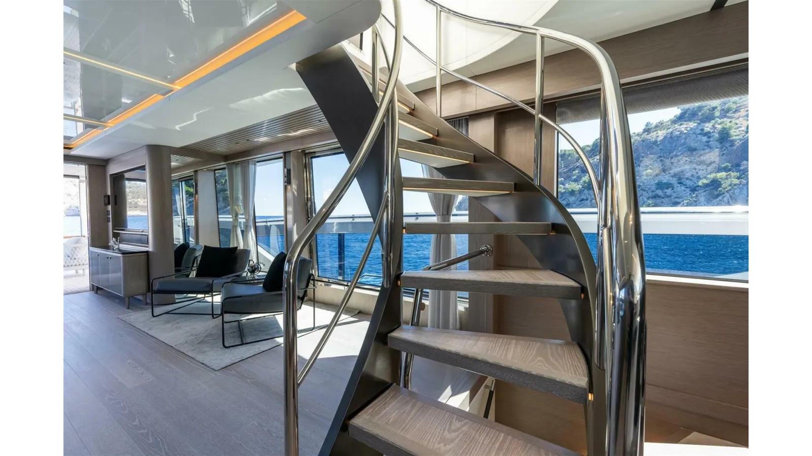 Buy a yacht 90 OCEAN ENCLOSED