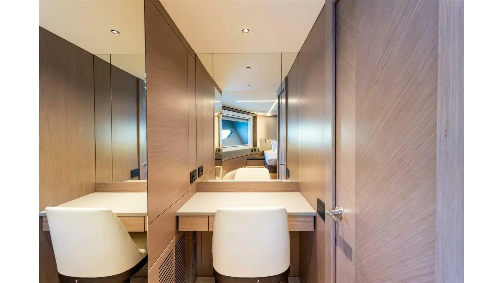 Buy a yacht 90 OCEAN ENCLOSED 2026