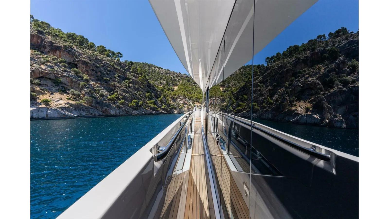 Buy a yacht 90 OCEAN ENCLOSED 90 Ocean Enclosed