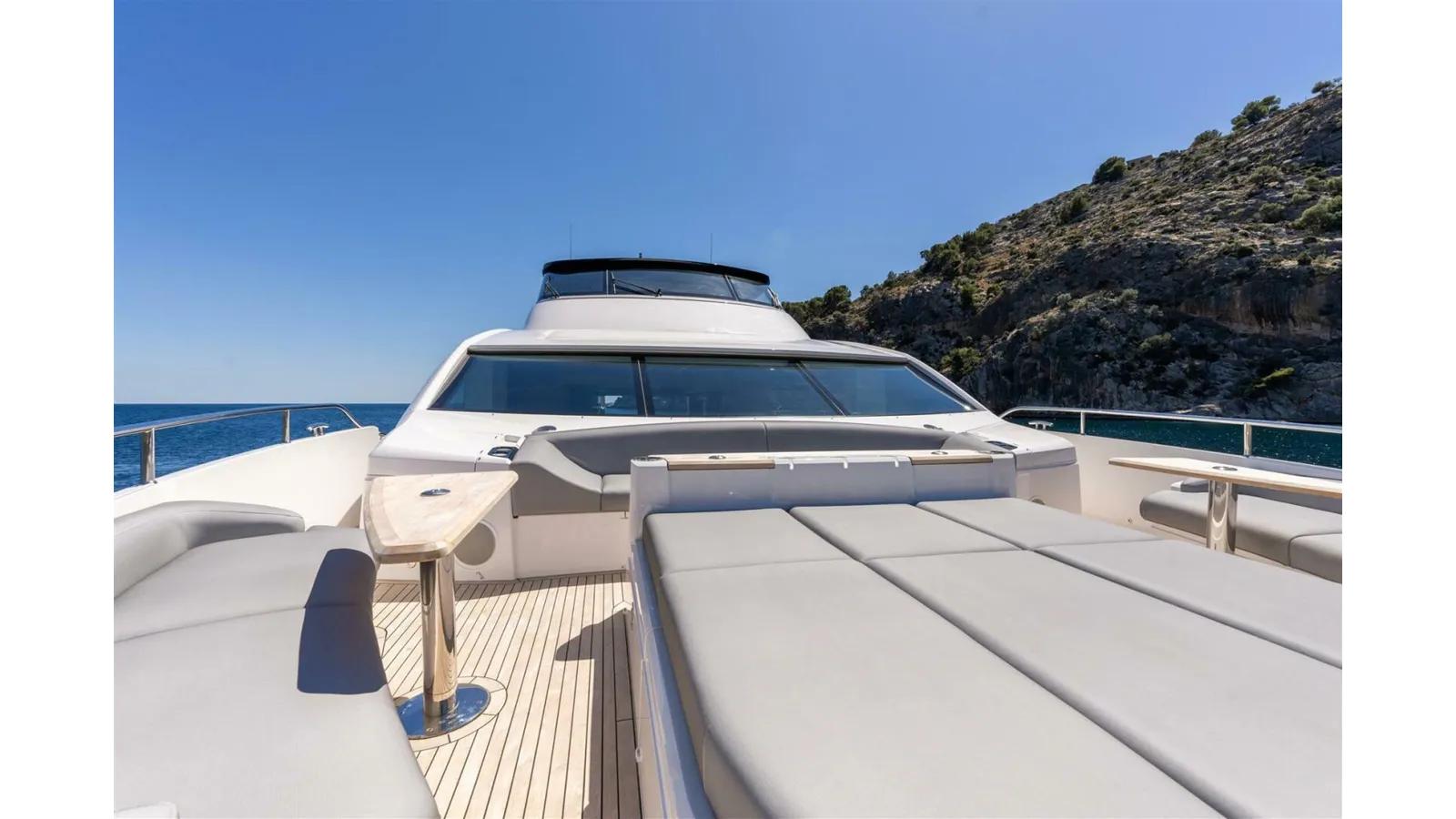 90 OCEAN ENCLOSED - Sunseeker yacht sale