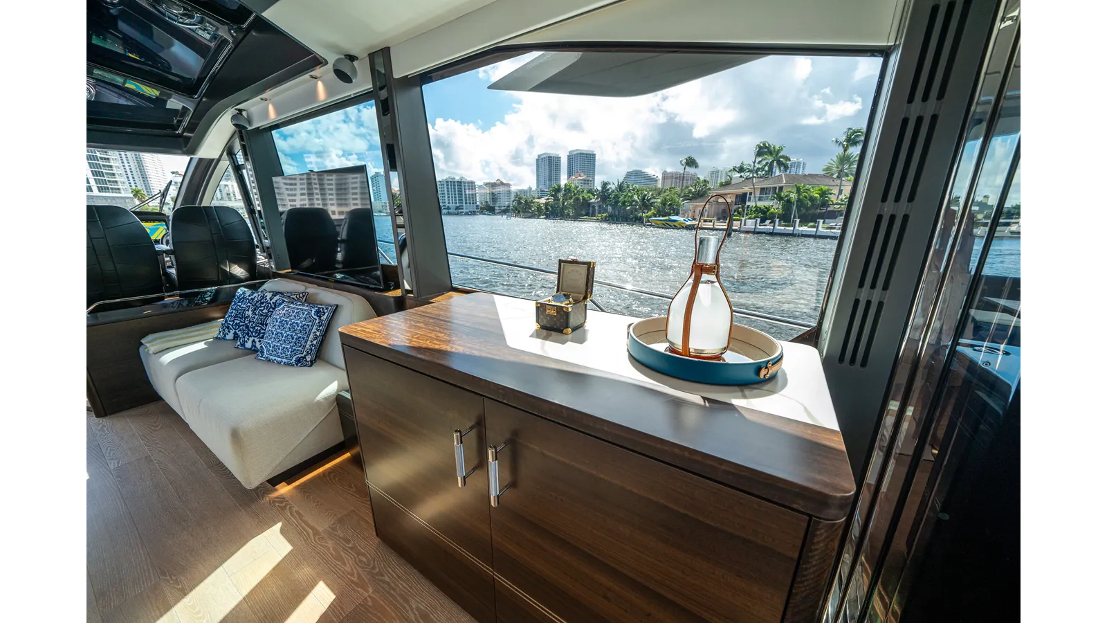 Купить яхту LORENA - Sunseeker в Shestakov Yacht Sales