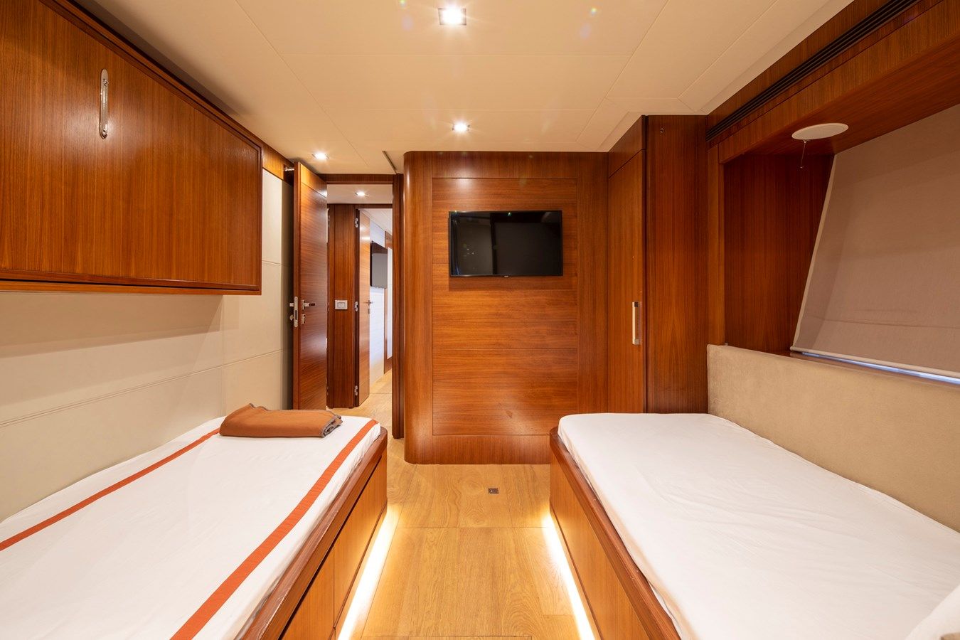 Купить яхту Navetta Crescendo 26 - Custom Line в Shestakov Yacht Sales