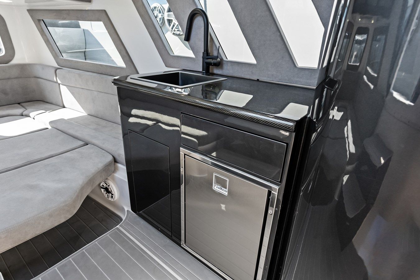 Стоимость яхты Trigger - Midnight Express Powerboats