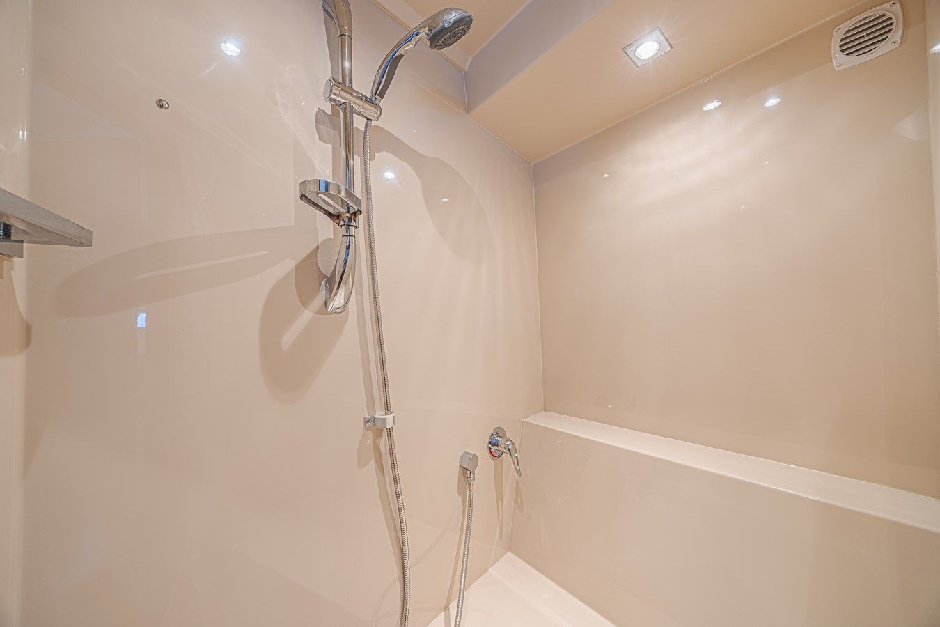 Стоимость яхты Happy Ours 2012